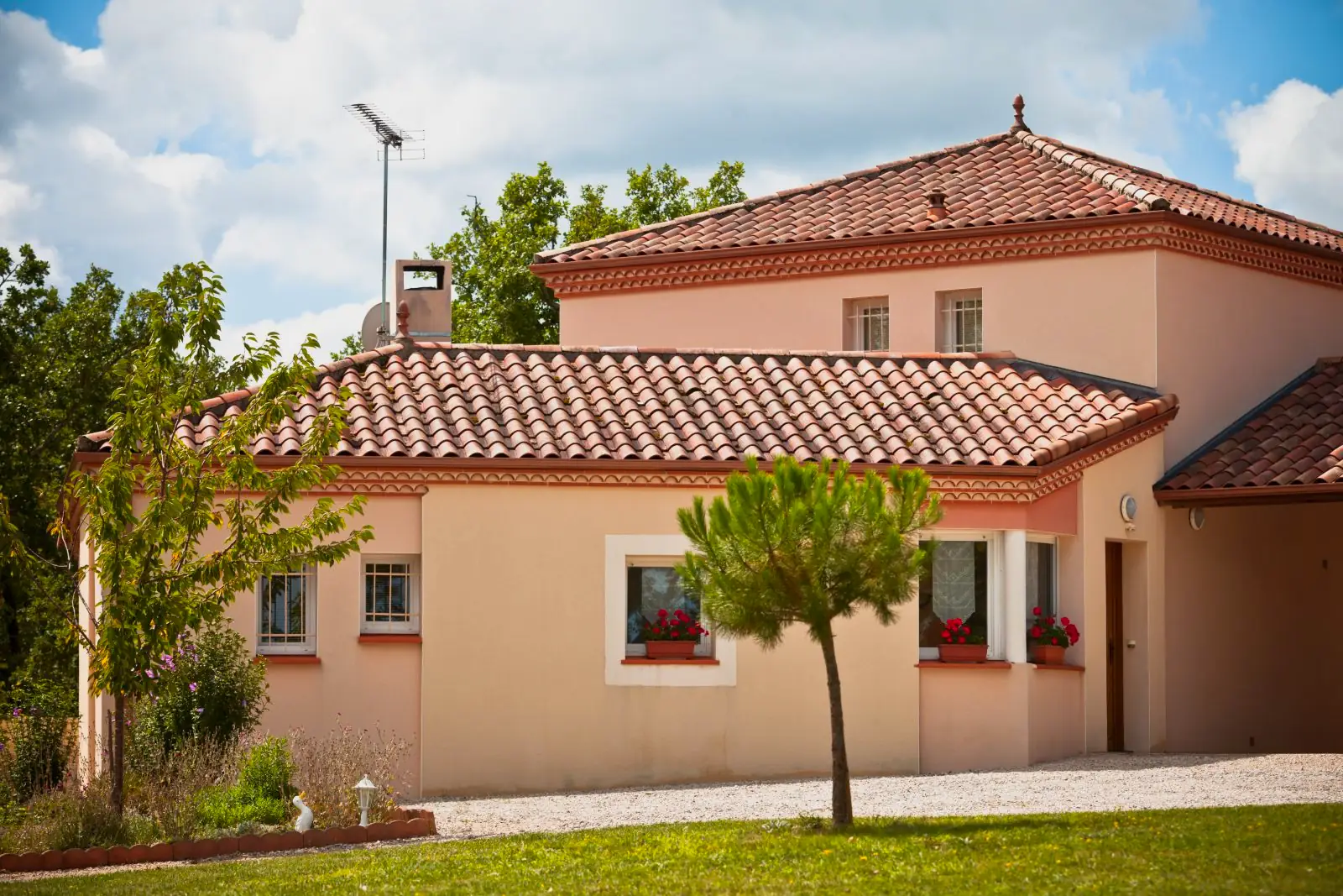 Chalet unifamiliar con la fachada recién pintada en la comarca de Pamplona