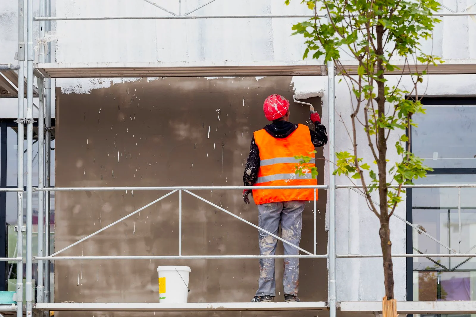 Salón con una pared empapelada en una vivienda de Pamplona