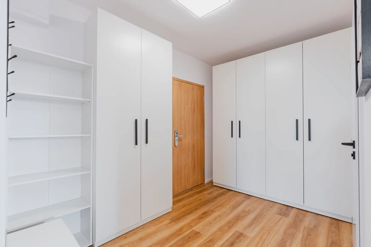 Lacar las puertas y los rodapiés en un chalet de Pamplona y comarca