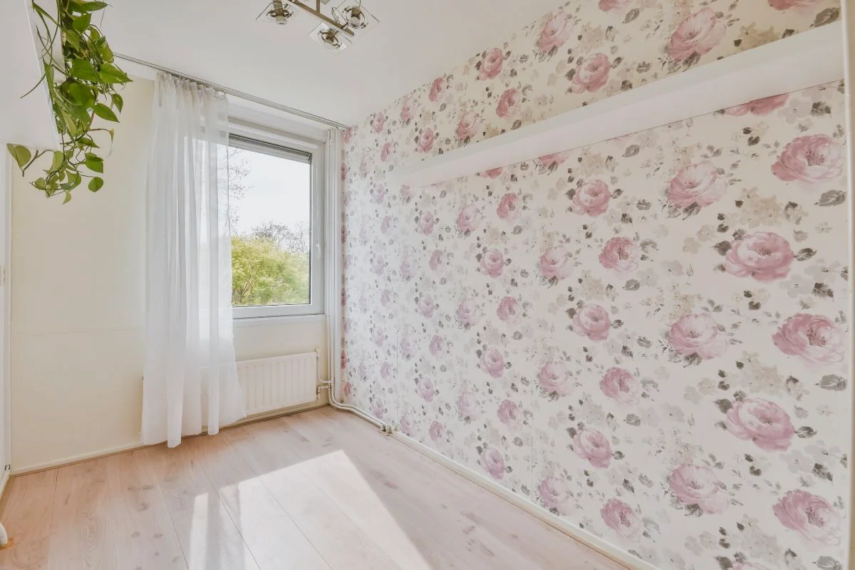 Poner papel en un dormitorio en un chalet de Pamplona y comarca